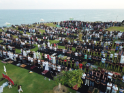 فيديو: أهالي يافا يؤدون صلاة عيد الأضحى المبارك في متنزه العجمي